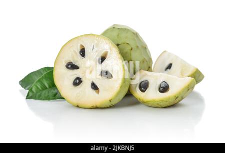 Fruit de Cherimoya entier et partiel isolé sur fond blanc, chemin d'écrêtage inclus Banque D'Images