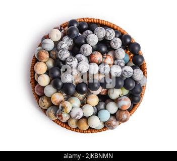 Perles de pierre amazonite, jaspe, agate et onyx dans une plaque en rotin isolée sur fond blanc, chemin d'écrêtage inclus Banque D'Images