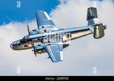 BUDAPEST / HONGRIE - 4 JUILLET 2015: Red Bull Flying Bulls B-25 Mitchell N6123C survolant Budapest et le Danube Banque D'Images