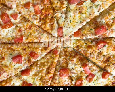 Gros plan sur une pizza peperoni sur un isolat blanc dans la vue de dessus Banque D'Images