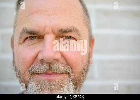 Coupe courte d'un homme d'âge moyen barbu regardant dans l'appareil photo Banque D'Images