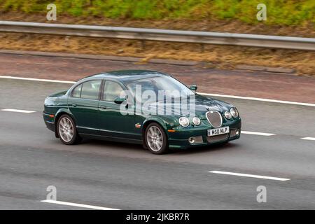 2006 vert Jaguar britannique S-Type V6 Sport 2720cc Diesel automatique à 6 vitesses ; déplacement, conduite, en mouvement, sur l'autoroute M6, Royaume-Uni Banque D'Images