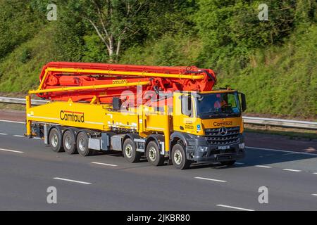 2021 jaune CAMFAUD M36 pompe à béton mobile montée sur camion, pompes à béton spécialisées et positionnement des rampes. Mercedes Benz 12800cc Diesel HGV 330bhp, 3 essieux châssis d'Arocs ; déplacement, conduite, en mouvement, sur l'autoroute M6, Royaume-Uni Banque D'Images