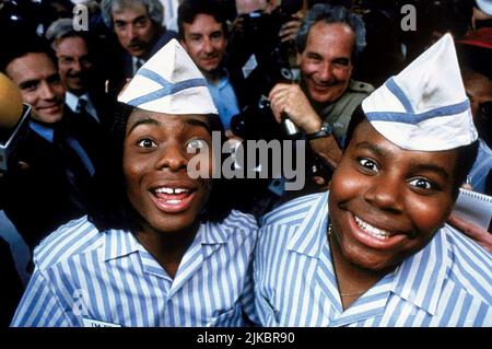 Film Kel Mitchell & Kenan Thompson : Good Burger (1997) personnages : Ed & Dexter Reed Directeur : Brian Robbins 25 juillet 1997 **AVERTISSEMENT** cette photographie est destinée à un usage éditorial exclusif et est le droit d'auteur de PARAMOUNT et/ou le photographe assigné par la Société de film ou de production et ne peut être reproduite que par des publications en conjonction avec la promotion du film ci-dessus. Un crédit obligatoire pour PARAMOUNT est requis. Le photographe doit également être crédité lorsqu'il est connu. Aucune utilisation commerciale ne peut être accordée sans l'autorisation écrite de la Société du film. Banque D'Images