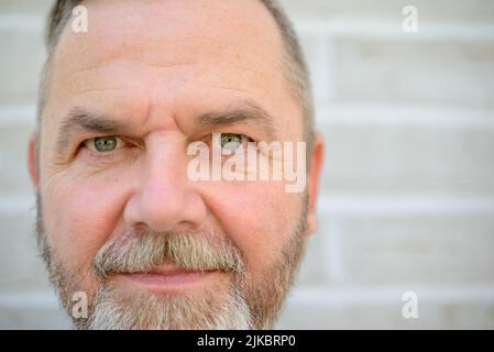 Coupe courte d'un homme d'âge moyen barbu regardant dans l'appareil photo Banque D'Images