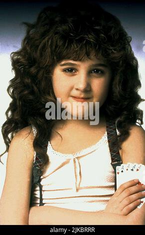 Alisan porter film: Curly Sue (1991) personnages: Curly Sue Directeur: John Hughes 26 octobre 1991 **AVERTISSEMENT** cette photographie est destinée à un usage éditorial exclusif et est le copyright de WARNER BROS et/ou le photographe assigné par la Société de film ou de production et ne peut être reproduite que par des publications dans le cadre de la promotion du film ci-dessus. Un crédit obligatoire pour WARNER BROS est requis. Le photographe doit également être crédité lorsqu'il est connu. Aucune utilisation commerciale ne peut être accordée sans l'autorisation écrite de la Société du film. Banque D'Images