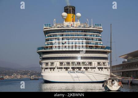 Le bateau de croisière de luxe Costa Firenze, Genova a amarré au port de Savona contre un ciel bleu. Aventure et voyage. Paysage avec un paquebot de croisière sur le Banque D'Images