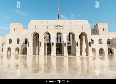 Façade de l'Opéra royal de Muscat avec drapeau national d'Oman à Muscat, Sultanat d'Oman Banque D'Images