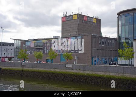 Opéra de Cork, vue de l'autre côté de la rivière Lee, ville de Cork, Irlande, juillet 2022 Banque D'Images