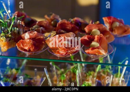 Assortiment de hors-d'œuvre froids de viande et de fromage sur la table du buffet. Services de restauration pour fêtes, conférences et événements. Banque D'Images