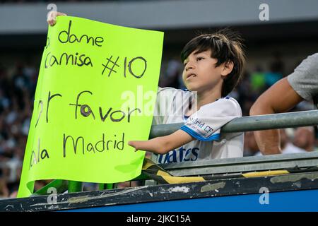 Un fan du Real Madrid lors d'un match de football Champions Tour contre le Juventus, samedi, 30 juillet 2022, au Rose Bowl, à Pasadena, CA. Vrai Madri Banque D'Images