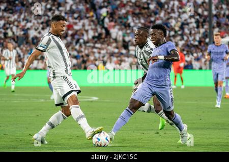 Real Madrid Forward Vinícius Júnior (20) batailles pour possession contre le défenseur de Juventus Danilo (2) match de football Champions Tour contre Juventus, sa Banque D'Images