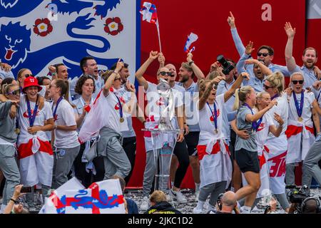 Londres, Royaume-Uni. 1st août 2022. Célébration de l'Angleterre après avoir remporté la finale de l'UEFA Women's EURO 2022. L'événement à Trafalgar Square a été organisé par le FA, le maire de London Sadiq Khan, et les organisateurs du tournoi. Il offrait un accès gratuit à 7 000 supporters. Crédit : Guy Bell/Alay Live News Banque D'Images