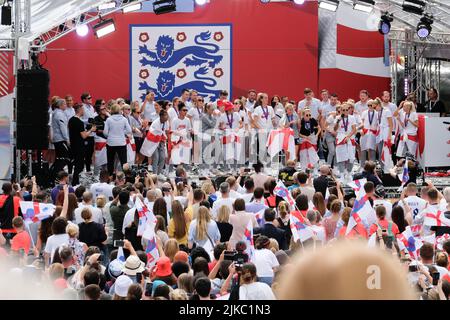 Trafalgar Square, Londres, Royaume-Uni. 1st août 2022. Les Lionesses et leurs fans célèbrent la victoire de l'UEFA Women's EURO England 2022. Crédit : Matthew Chattle/Alay Live News Banque D'Images