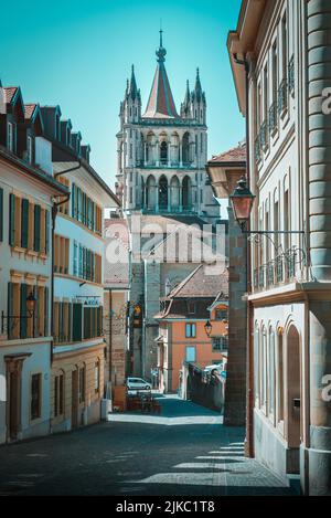 Photo verticale d'une rue menant à la cathédrale de Lausanne Banque D'Images