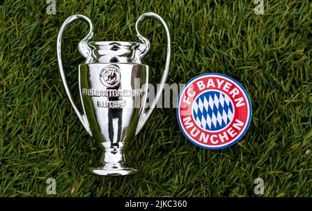 21 avril 2021, Moscou, Russie. L'emblème du club de football FC Bayern Munich et de la coupe de la Ligue des champions de l'UEFA sur l'herbe verte du stade. Banque D'Images