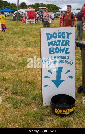 Panneau indiquant la piscine et la cuvette d'eau pour chiens ou les coccinelles à Chettle Village Fete, Chettle, Dorset, Royaume-Uni, en juillet Banque D'Images