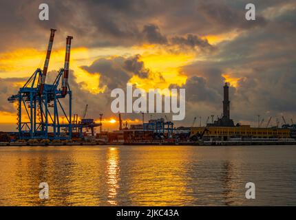 GÊNES (GENOVA), ITALIE, 23 JANVIER 2022 - vue de Lanterna (phare) dans le port de la ville de Gênes au coucher du soleil avec ciel nuageux, Italie Banque D'Images