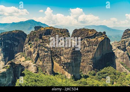 Naturellement de belles formations rocheuses de Meteora, célèbres monastères grecs. Variétés de couleur brune. Forêts vertes en dessous. Photo de haute qualité Banque D'Images