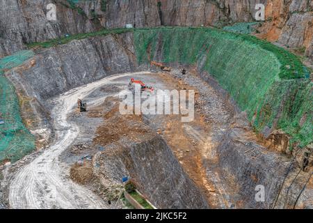 Vue de drone des pelles hydrauliques travaillant dans une carrière Banque D'Images