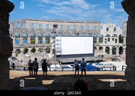 Pula, Croatie - 12 juillet 2022 : l'arène Pula est un amphithéâtre romain. Il a été construit entre 27 av. J.-C. et 68 après J.-C. et fait partie des six plus grandes arènes romaines encore en vie au monde Banque D'Images