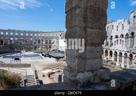 Pula, Croatie - 12 juillet 2022 : l'arène Pula est un amphithéâtre romain. Il a été construit entre 27 av. J.-C. et 68 après J.-C. et fait partie des six plus grandes arènes romaines encore en vie au monde Banque D'Images