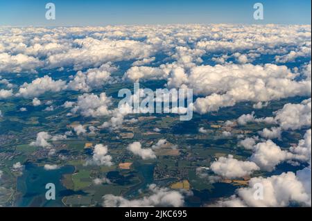 Vue aérienne sur West Sussex, à l'ouest de Chichester, par beau temps avec un cumulus blanc photographié à partir d'un jet passager. Banque D'Images