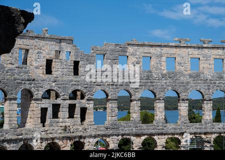 Pula, Croatie - 12 juillet 2022 : l'arène Pula est un amphithéâtre romain. Il a été construit entre 27 av. J.-C. et 68 après J.-C. et fait partie des six plus grandes arènes romaines encore en vie au monde Banque D'Images