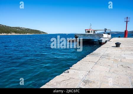 Photo du canal séparant les îles de Cres et Losinj. OSOR, île de Cres, mer Adriatique, Croatie Banque D'Images