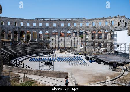 Pula, Croatie - 12 juillet 2022 : l'arène Pula est un amphithéâtre romain. Il a été construit entre 27 av. J.-C. et 68 après J.-C. et fait partie des six plus grandes arènes romaines encore en vie au monde Banque D'Images