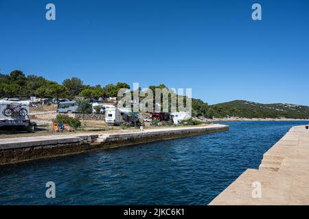 Photo du canal séparant les îles de Cres et Losinj. OSOR, île de Cres, mer Adriatique, Croatie Banque D'Images