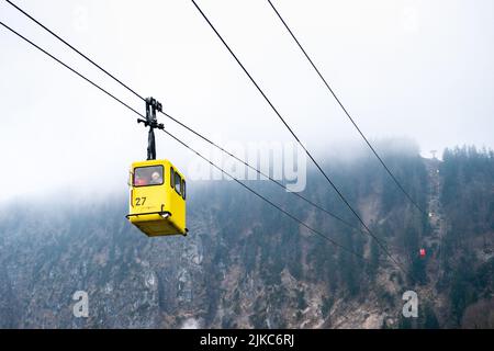 Un cliché à faible angle du téléphérique jaune Zwoelferhorn à Sankt Gilgen, en Autriche Banque D'Images