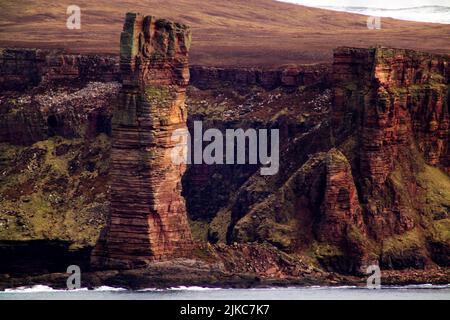 Une vue magnifique sur l'ancien homme de Hoy et la mer à Orkney, en Écosse Banque D'Images