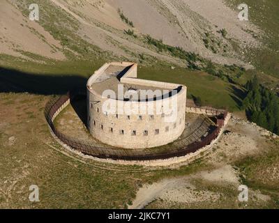 VUE AÉRIENNE. Fort de Lenlon (altitude : 2508 mètres). Névache, Hautes-Alpes, Provence-Alpes-Côte d'Azur, France. Banque D'Images