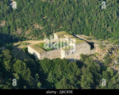 VUE AÉRIENNE. Serziera batterie perchée au-dessus de la vallée de Stura di demonte. Vinadio, province de Cuneo, Piémont, Italie. Banque D'Images