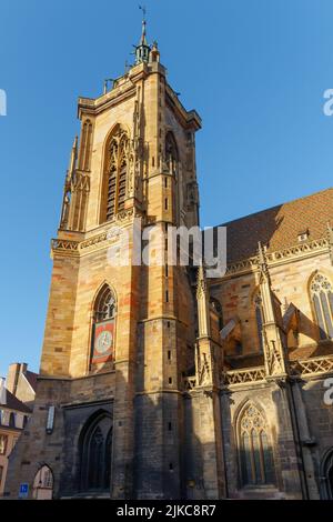 Un cliché vertical de l'église Saint-Martin à Colmar, en France Banque D'Images