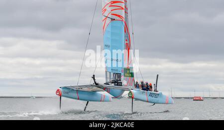 INEOS Team UK dirigé par Sir Ben Ainslie le dimanche jour 2 avec deux courses de flotte et la dernière course sur 31 juillet Grande Bretagne SailGP à Plymouth, Royaume-Uni le 31 juillet 2022. Photo de Phil Hutchinson. Utilisation éditoriale uniquement, licence requise pour une utilisation commerciale. Aucune utilisation dans les Paris, les jeux ou les publications d'un seul club/ligue/joueur. Crédit : UK Sports pics Ltd/Alay Live News Banque D'Images