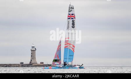 INEOS Team UK dirigé par Sir Ben Ainslie le dimanche jour 2 avec deux courses de flotte et la dernière course sur 31 juillet Grande Bretagne SailGP à Plymouth, Royaume-Uni le 31 juillet 2022. Photo de Phil Hutchinson. Utilisation éditoriale uniquement, licence requise pour une utilisation commerciale. Aucune utilisation dans les Paris, les jeux ou les publications d'un seul club/ligue/joueur. Crédit : UK Sports pics Ltd/Alay Live News Banque D'Images