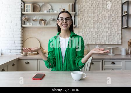 Vue de tête portrait d'écran de jeune femme souriante assis à la maison parler à l'appel vidéo avec un ami ou un parent, heureuse femme biraciale millénaire parler en ligne à l'aide de la Webcam conférence sur l'ordinateur Banque D'Images