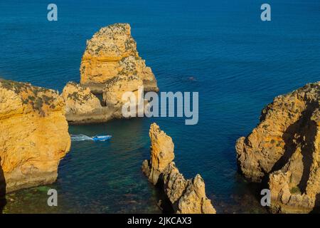 Ponta Da Piedade, Algarve, Portugal - 28 juin 2022 : profitez de la vue sur les formations rocheuses spectaculaires depuis un bateau Banque D'Images