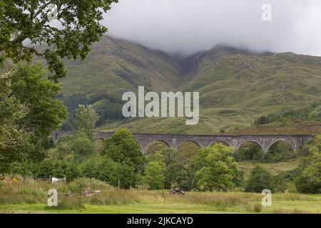 Le viaduc de Glenfinnan, le célèbre pont Harry Potter en Écosse, au Royaume-Uni Banque D'Images