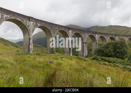 Le viaduc de Glenfinnan, le célèbre pont Harry Potter en Écosse, au Royaume-Uni Banque D'Images