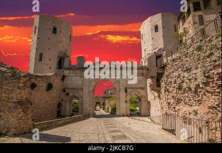 Vue sur la Porta Venere au coucher du soleil, porte de la ville de l'arche romaine à Spello Ombrie Italie Banque D'Images