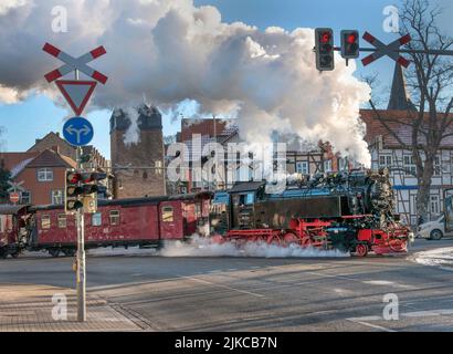 Train à voie étroite quittant Wernigerode, Allemagne, un matin froid. Banque D'Images