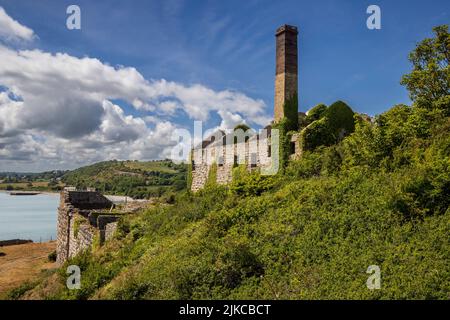 Les bâtiments de la carrière de Penmon qui ont été désutilisés sur le détroit de Menai, sur l'île d'Anglesey, au nord du pays de Galles Banque D'Images