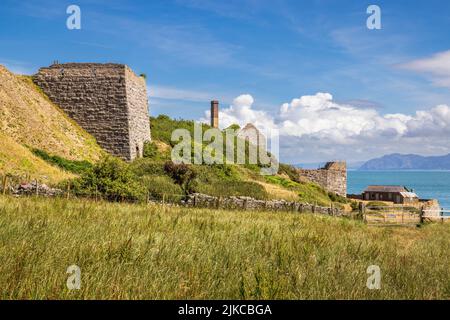 Les bâtiments de la carrière de Penmon qui ont été désutilisés sur le détroit de Menai, sur l'île d'Anglesey, au nord du pays de Galles Banque D'Images