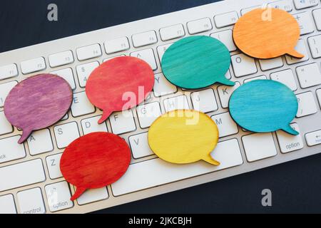 Clavier et bulles de la parole comme symbole de rumeurs et de controverse. Banque D'Images