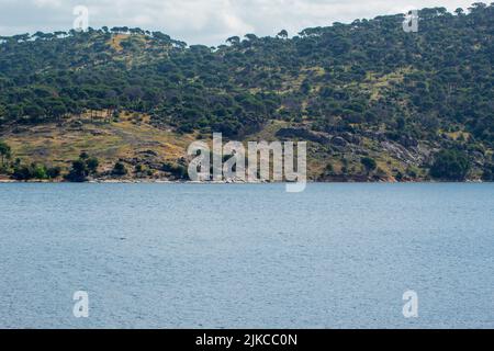 Vue panoramique sur le réservoir de San Juan situé le long de la rivière Alberche en Espagne Banque D'Images