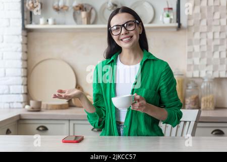 Vue de tête portrait d'écran de jeune femme souriante assis à la maison parler à l'appel vidéo avec un ami ou un parent, heureuse femme biraciale millénaire parler en ligne à l'aide de la Webcam conférence sur l'ordinateur Banque D'Images