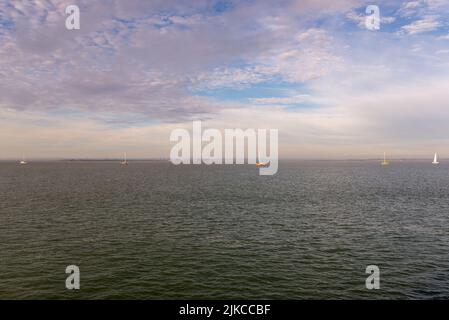 Faites équipe avec des yachts au large de Southend Pier dans l'estuaire de la Tamise après avoir terminé la course de bateaux Clipper Round the World Banque D'Images